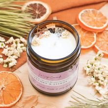 Charger l'image dans la galerie, Chandelle naturelle fleurs et citron, faite de cire de soya et de coco et d'huiles essentielles, décorée de fleurs et feuilles
