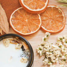 Charger l'image dans la galerie, Chandelle naturelle fleurs et citron, faite de cire de soya et de coco et d'huiles essentielles, décorée de fleurs et feuilles

