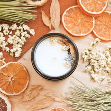 Charger l'image dans la galerie, Chandelle naturelle fleurs et citron, faite de cire de soya et de coco et d'huiles essentielles, décorée de fleurs et feuilles

