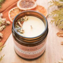 Charger l'image dans la galerie, Chandelle naturelle fleurs et menthe, faite de cire de soya et de coco et d'huiles essentielles, décorée de fleurs et feuilles
