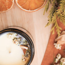 Charger l'image dans la galerie, Chandelle naturelle fleurs et menthe, faite de cire de soya et de coco et d'huiles essentielles, décorée de fleurs et feuilles
