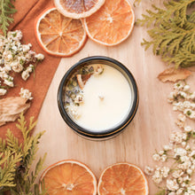 Charger l'image dans la galerie, Chandelle naturelle fleurs et menthe, faite de cire de soya et de coco et d'huiles essentielles, décorée de fleurs et feuilles
