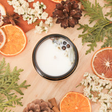 Charger l&#39;image dans la galerie, Chandelle naturelle lavande et pin, faite de cire de soya et de coco et d&#39;huiles essentielles, décorée de fleurs et feuilles
