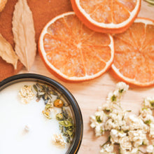 Charger l'image dans la galerie, Chandelle naturelle lavande et camomille, faite de cire de soya et de coco et d'huiles essentielles, décorée de fleurs et feuilles

