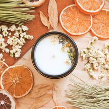 Charger l'image dans la galerie, Chandelle naturelle lavande et camomille, faite de cire de soya et de coco et d'huiles essentielles, décorée de fleurs et feuilles
