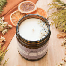 Charger l'image dans la galerie, Chandelle naturelle lavande et romarin, faite de cire de soya et de coco et d'huiles essentielles, décorée de fleurs et feuilles
