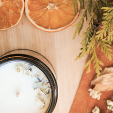 Charger l'image dans la galerie, Chandelle naturelle lavande et romarin, faite de cire de soya et de coco et d'huiles essentielles, décorée de fleurs et feuilles
