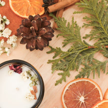 Charger l&#39;image dans la galerie, Chandelle naturelle rose et cannelle, faite de cire de soya et de coco et d&#39;huiles essentielles, décorée de fleurs et feuilles
