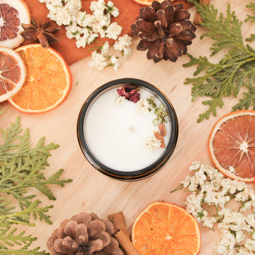 Chandelle naturelle rose et cannelle, faite de cire de soya et de coco et d'huiles essentielles, décorée de fleurs et feuilles
