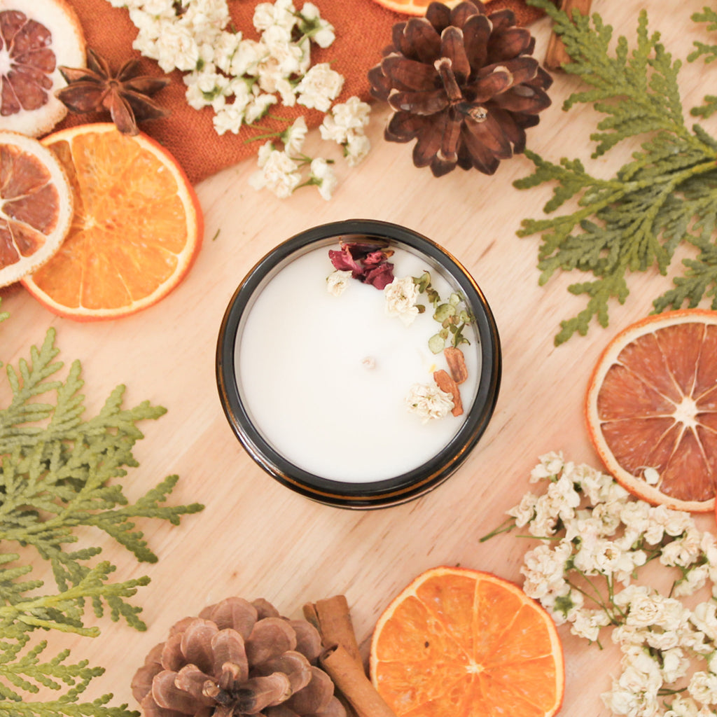 Chandelle naturelle rose et cannelle, faite de cire de soya et de coco et d'huiles essentielles, décorée de fleurs et feuilles