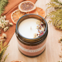 Charger l'image dans la galerie, Chandelle naturelle rose et tangerine, faite de cire de soya et de coco et d'huiles essentielles, décorée de fleurs et feuilles
