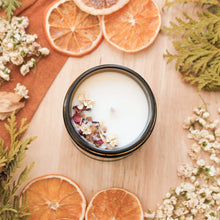 Charger l'image dans la galerie, Chandelle naturelle rose et tangerine, faite de cire de soya et de coco et d'huiles essentielles, décorée de fleurs et feuilles

