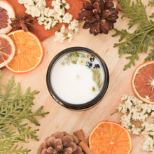Charger l'image dans la galerie, Chandelle naturelle sapin baumier, faite de cire de soya et de coco et d'huiles essentielles, décorée de fleurs et feuilles
