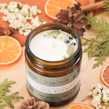 Charger l'image dans la galerie, Chandelle naturelle sapin baumier, faite de cire de soya et de coco et d'huiles essentielles, décorée de fleurs et feuilles
