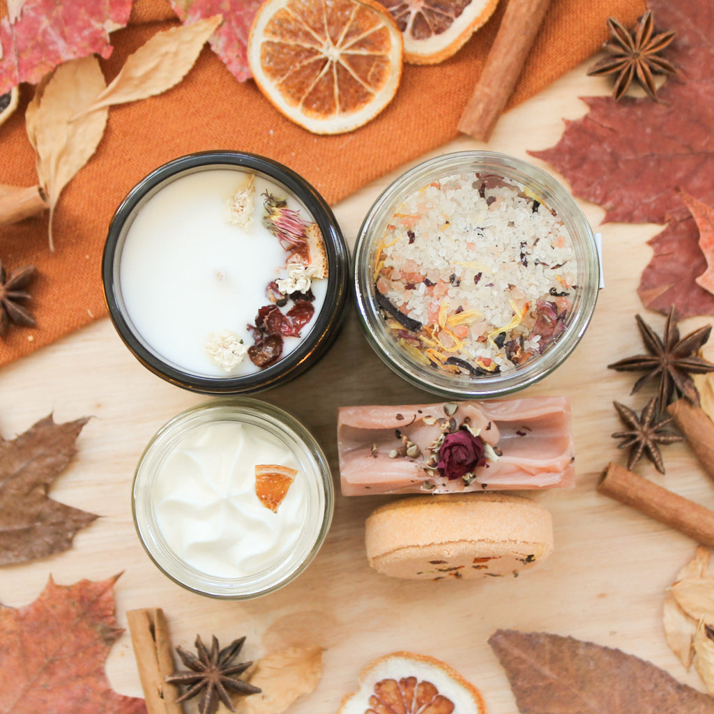Coffret bien-être de produits pour le corps et d'ambiance automnal, chandelle, sels de bain, beurre fouetté et savon, décoré de fleurs et de feuilles