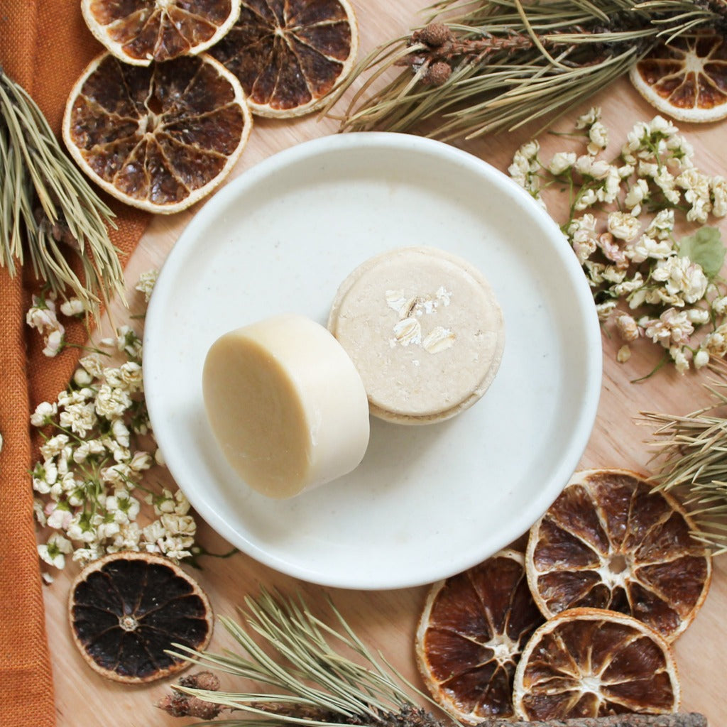 Ensemble contenant un shampoing et un revitalisant en barre, de forme ronde et couleur beige