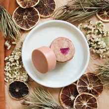 Charger l&#39;image dans la galerie, Ensemble contenant un shampoing et un revitalisant en barre naturel, de forme ronde et couleur rose
