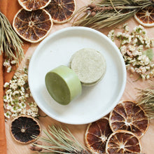 Charger l&#39;image dans la galerie, Ensemble contenant un shampoing et un revitalisant en barre naturel, de forme ronde et couleur verte
