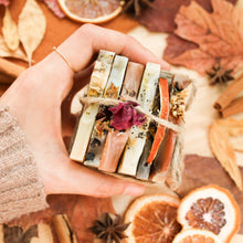 Charger l&#39;image dans la galerie, Ensemble d&#39;échantillons de savons de la collection d&#39;automne, parfums naturels d&#39;huiles essentielles, colorés avec argiles et plantes, décorés de fleurs et feuilles
