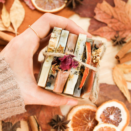 Ensemble d'échantillons de savons de la collection d'automne, parfums naturels d'huiles essentielles, colorés avec argiles et plantes, décorés de fleurs et feuilles