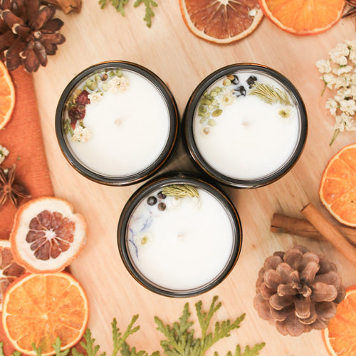 Ensemble de trois chandelles de la collection d'hiver, parfums naturels d'huiles essentielles, décorées de fleurs, contenant de verre ambré