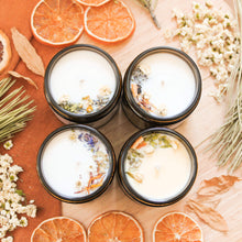Charger l'image dans la galerie, Ensemble de 4 chandelles estivales, faites de cire de soya et de coco et d'huiles essentielles, décorées de fleurs et feuilles
