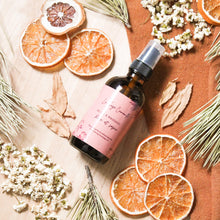 Charger l'image dans la galerie, Huile nourrissante à massage rose et sapin, fait d'ingrédients naturels et huiles essentielles, coloré naturellement avec argile et plantes, décoré de fleurs et feuilles
