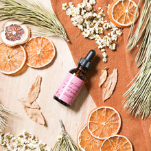 Charger l'image dans la galerie, Huile apaisante pour le visage rose et lavande, faite d'ingrédients naturels et huiles essentielles, coloré naturellement avec argile et plantes, décoré de fleurs et feuilles

