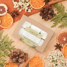 Charger l&#39;image dans la galerie, Ensemble de 6 lampions cèdre et menthe, faits de cire de soya et de coco et d&#39;huiles essentielles, décorés de fleurs et feuilles, dans une boîte
