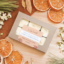 Charger l'image dans la galerie, Ensemble de 6 lampions cèdre et pamplemousse, faits de cire de soya et de coco et d'huiles essentielles, décorés de fleurs et feuilles, dans une boîte
