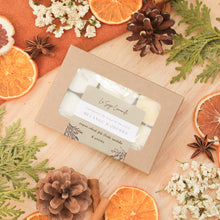 Charger l&#39;image dans la galerie, Ensemble de 6 lampions, faits de cire de soya et de coco et d&#39;huiles essentielles, décorés de fleurs et feuilles, dans une boîte
