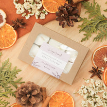 Charger l&#39;image dans la galerie, Ensemble de 6 lampions douce lavande, faits de cire de soya et de coco et d&#39;huiles essentielles, décorés de fleurs et feuilles, dans une boîte
