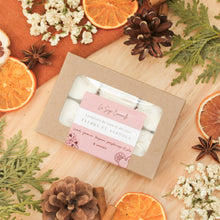 Charger l&#39;image dans la galerie, Ensemble de 6 lampions fleurs et agrumes, faits de cire de soya et de coco et d&#39;huiles essentielles, décorés de fleurs et feuilles, dans une boîte
