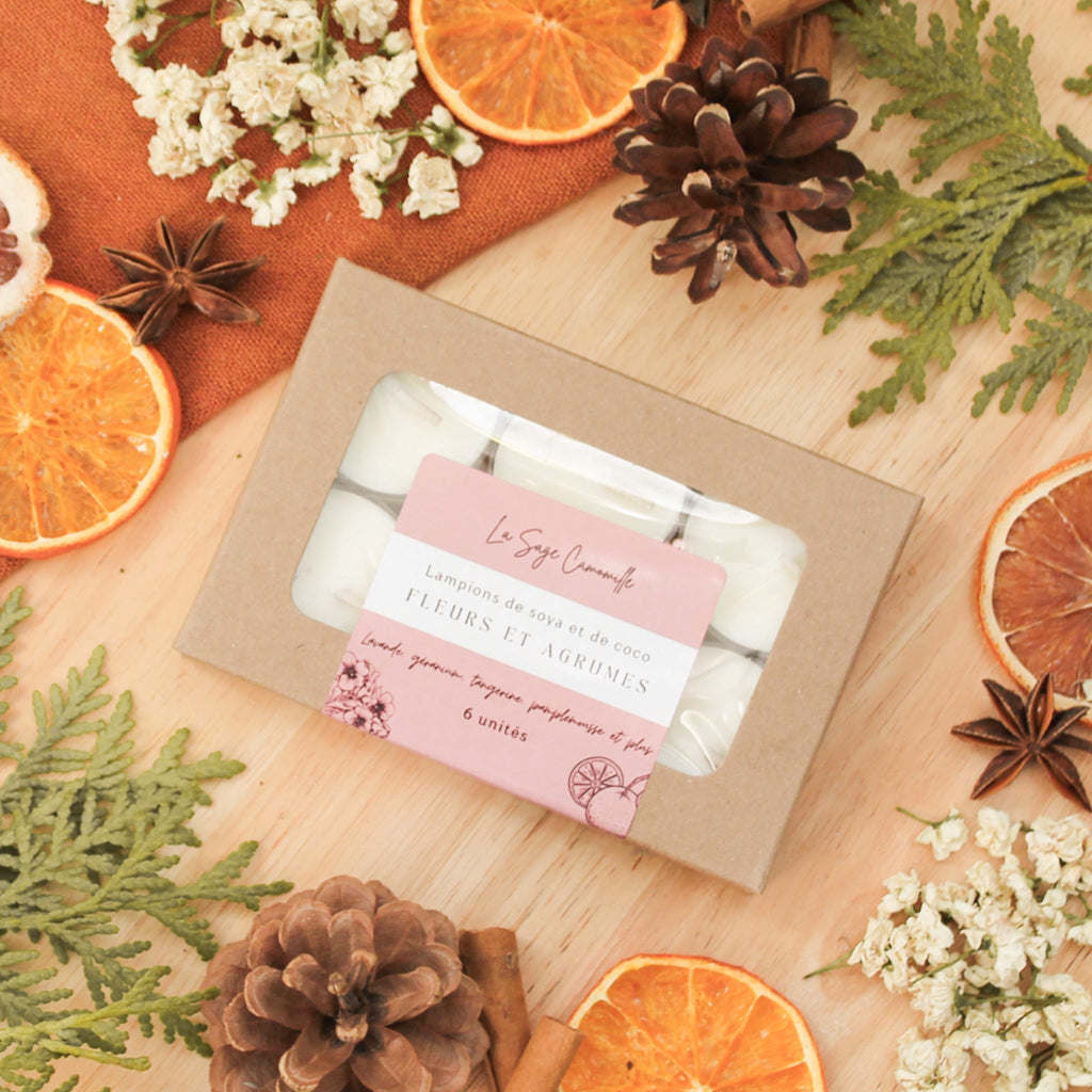 Ensemble de 6 lampions fleurs et agrumes, faits de cire de soya et de coco et d'huiles essentielles, décorés de fleurs et feuilles, dans une boîte