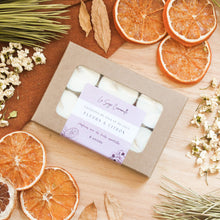 Charger l'image dans la galerie, Ensemble de 6 lampions fleurs et citron, faits de cire de soya et de coco et d'huiles essentielles, décorés de fleurs et feuilles, dans une boîte
