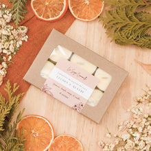 Charger l'image dans la galerie, Ensemble de 6 lampions fleurs et menthe, faits de cire de soya et de coco et d'huiles essentielles, décorés de fleurs et feuilles, dans une boîte

