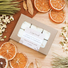 Charger l'image dans la galerie, Ensemble de 6 lampions lavande et camomille, faits de cire de soya et de coco et d'huiles essentielles, décorés de fleurs et feuilles, dans une boîte
