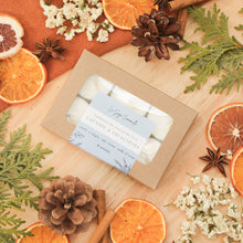 Charger l&#39;image dans la galerie, Ensemble de 6 lampions lavande et eucalyptus, faits de cire de soya et de coco et d&#39;huiles essentielles, décorés de fleurs et feuilles, dans une boîte
