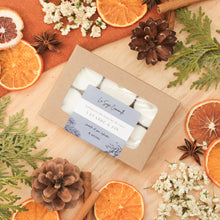 Charger l&#39;image dans la galerie, Ensemble de 6 lampions lavande et pin, faits de cire de soya et de coco et d&#39;huiles essentielles, décorés de fleurs et feuilles, dans une boîte
