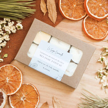 Charger l'image dans la galerie, Ensemble de 6 lampions de la collection estivale, faits de cire de soya et de coco et d'huiles essentielles, décorés de fleurs et feuilles, dans une boîte
