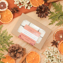 Charger l&#39;image dans la galerie, Ensemble de 6 lampions rose et cannelle, faits de cire de soya et de coco et d&#39;huiles essentielles, décorés de fleurs et feuilles, dans une boîte
