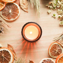 Charger l'image dans la galerie, Porte-lampion en verre ambré, contenant un lampion naturel, décoré de fleurs et feuilles
