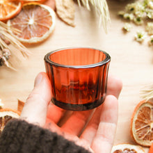 Charger l'image dans la galerie, Porte-lampion en verre ambré, contenant un lampion naturel, décoré de fleurs et feuilles
