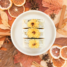 Charger l&#39;image dans la galerie, Savon en barre pour le corps calendule, miel et pavot, fait sans parfums, coloré avec curcuma, décoré de feuilles et de fleurs
