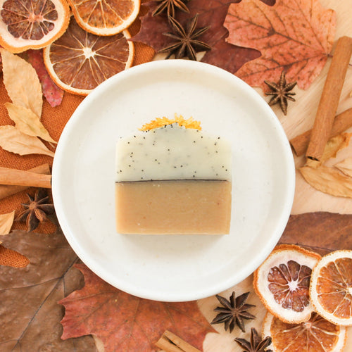 Savon en barre pour le corps calendule, miel et pavot, fait sans parfums, coloré avec curcuma, décoré de feuilles et de fleurs