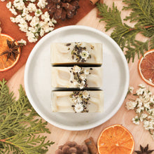 Charger l&#39;image dans la galerie, Savon pour le corps cèdre et menthe, fait d&#39;ingrédients naturels et huiles essentielles, coloré naturellement avec argile verte
