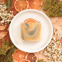 Charger l'image dans la galerie, Savon pour le corps eucalyptus et orange, fait d'ingrédients naturels et huiles essentielles, coloré naturellement avec argile et plantes, décoré de fleurs et feuilles
