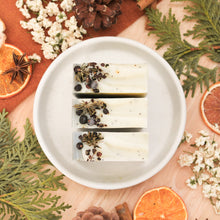 Charger l&#39;image dans la galerie, Savon pour le corps eucalyptus et sapin, fait d&#39;ingrédients naturels et huiles essentielles, coloré naturellement avec indigo et graines de pavot
