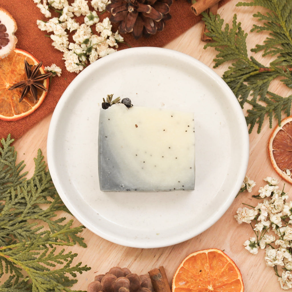 Savon pour le corps eucalyptus et sapin, fait d'ingrédients naturels et huiles essentielles, coloré naturellement avec indigo et graines de pavot