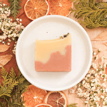 Charger l'image dans la galerie, Savon pour le corps fleurs et menthe, fait d'ingrédients naturels et huiles essentielles, coloré naturellement avec argile et plantes, décoré de fleurs et feuilles
